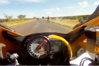 Videos: Cobra Pula em Moto em Alta Velocidade