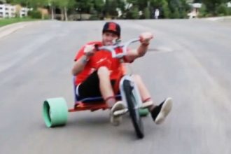 Video Cacetadas: Um idiota, uma rampa e uma scooter