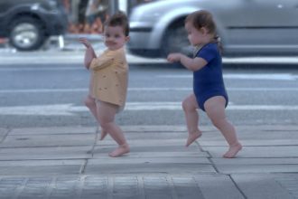 Videos Fofos: Cachorro chupando chupeta