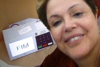 Baixar imagem Presidenta Dilma Rousseff tirando Selfie