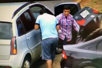 Baixar video Ladrões Roubando Som de Carro