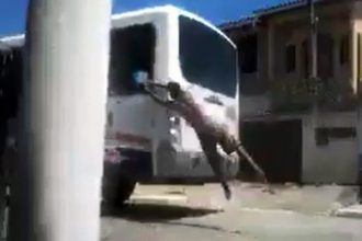 Videos Engraçados: Pulando na Janela do Ônibus