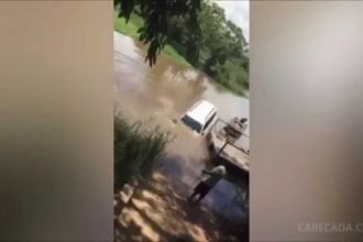 Videos Engraçados: Que bosta de carro é esse Saturnino