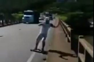 Videos Engraçados: Que bosta de carro é esse Saturnino
