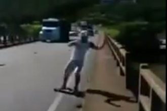 Baixar video Zika Pulou de Skate da Ponte