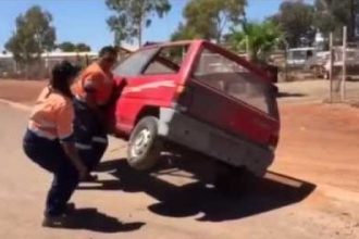 Baixar video Como um Hétero Troca Pneu