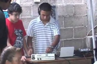 Baixar video DJ Wireless – Tocando no mixer sem fio