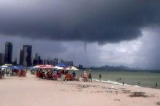 Baixar video Tornado na Praia em Recife