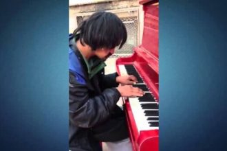 Baixar video Morador de Rua Toca Piano e Surpreende