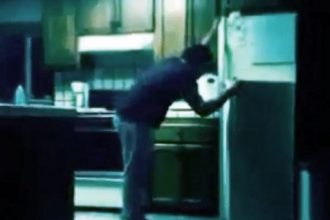 Baixar video Pegando comida de madrugada na geladeira