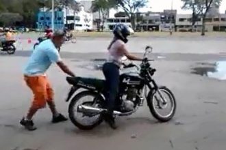 Acidentes: Trouxa incendeia moto