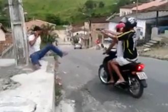 Videos: Repórter tomou voadora ao vivo