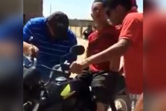 Videos WhatsApp: Trouxa incendeia moto