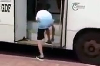 Videos Engraçados: Motoqueiro Folgado