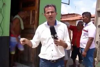 Videos: Repórter tomou voadora ao vivo