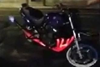 Videos WhatsApp: Trouxa incendeia moto