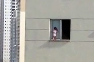 Baixar video Bebê na Janela de um Apartamento