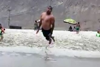 Videos Engraçados: Mergulhando na Areia