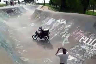 Videos Radicais: Passando no Corredor de Moto