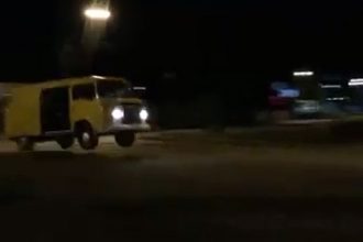 Baixar video Galera louca na Kombi