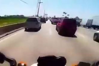 Videos Radicais: Passando no Corredor de Moto