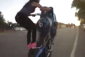 Baixar video Mulher dando grau de moto