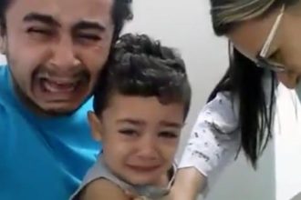 Baixar video Pai chorando com vacina