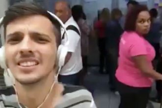 Baixar video Cantando na Rua