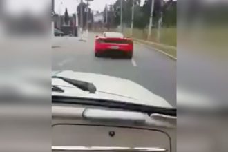 Baixar video Fusca quase da pau na Ferrari