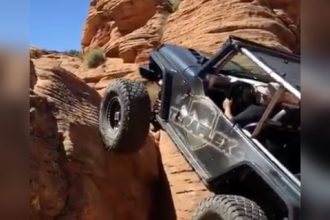 Baixar video Jeep subindo na pedra