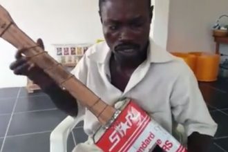 Baixar video Tocando violão com lata