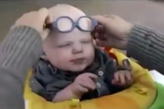 Videos Emocionantes: Bebê ve a mãe primeira vez
