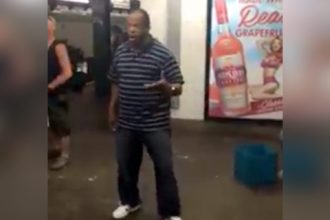 Videos: Cantor talentoso no metrô