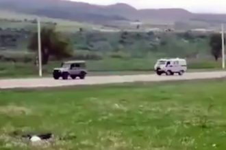 Baixar video Polícia perseguindo carro offroad