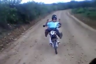 Baixar video Amostrado caindo de moto