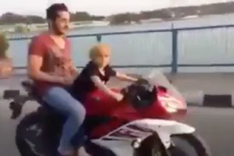 Baixar video Deixando filho guiar a moto