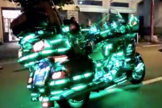 Baixar video Moto com luz própria na pintura