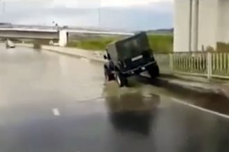 Videos de Carro: Um trouxa com um jipe