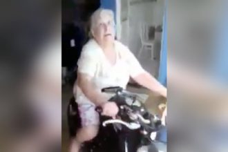 Videos de Moto: Menina empinando de moto