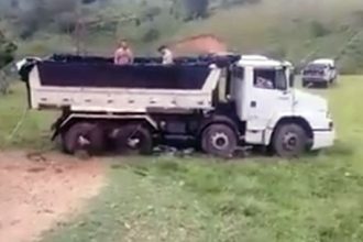 Zueira: Vamo Zé, sobe nesse barco!