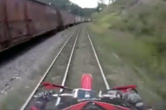 Videos de Moto: Quase que o trem atropela