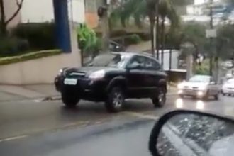 Baixar video Se chover não sobe carro