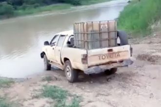 Videos de Carro: Sem Paciência de Esperar a Balsa