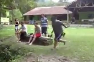 Video Cacetadas: Chegando no restaurante na chuva