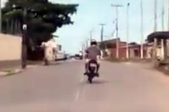 Videos de Moto: Menina empinando de moto