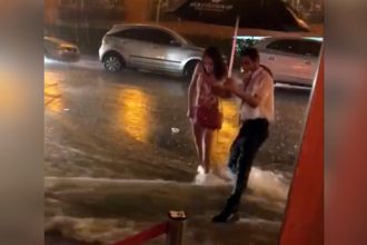 Video Cacetadas: Chegando no restaurante na chuva