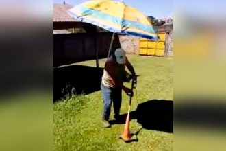 Zueira: Pegando carona com o cachorro