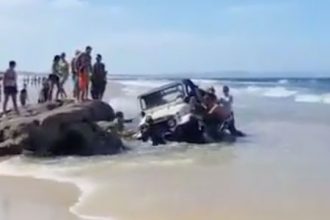 Baixar video Jeep atolando na praia