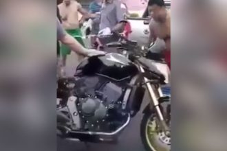 Vídeos Bizarros: Cobra escondida na moto