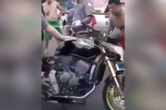 Videos de Moto: Menina empinando de moto